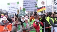 Eine Menschenmenge hinter Hamburger Gittern bei einer Demonstration. © Screenshot 