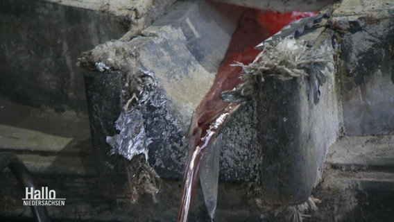 Flüssiges Metall, das aus einem Kessel fließt. © Screenshot 