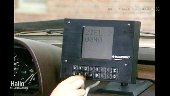 Ein altes Navigationssystem in einem Autocockpit. © Screenshot 