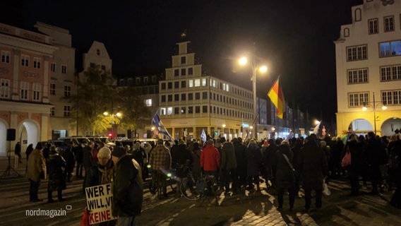 Eine Menschenmenge einer Demonstration in Rostock in den Abendstunden. © Screenshot 