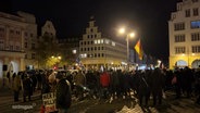 Eine Menschenmenge einer Demonstration in Rostock in den Abendstunden. © Screenshot 