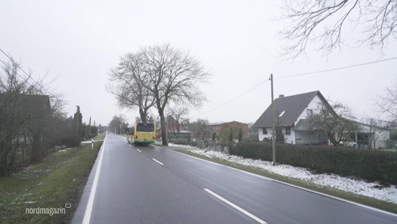 Die Landstraße durch das Dorf Dresenow. © Screenshot 