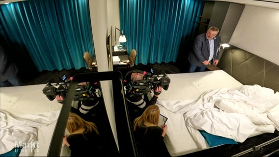 Eine Filmcrew in einem Hotelzimmer. © Screenshot 