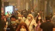 Passanten in New York tragen einen Atemschutz. © Screenshot 