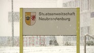 Ein Schild mit der Aufschrift Staatsanwaltschaft Neubrandenburg. © Screenshot 