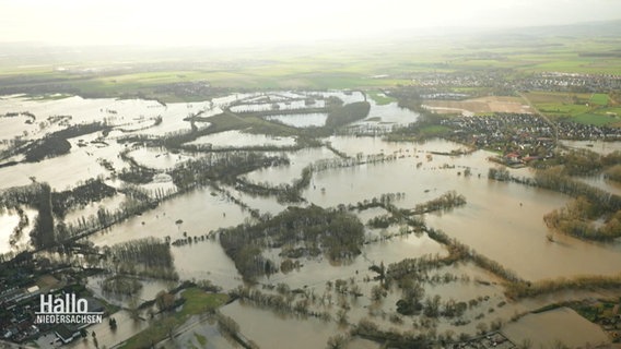 Ein Hochwassergebiet aus der Luft betrachtet. © Screenshot 