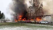 Das brennende Möbelhaus in Werder bei Altentreptow. © Screenshot 