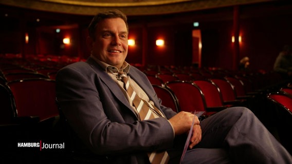Schauspieler Sebastian Bezzel sitzt im St. Pauli Theater. © Screenshot 