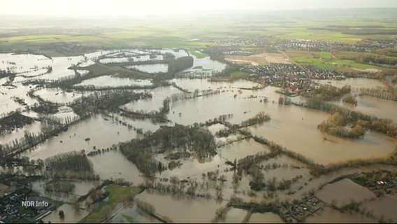 Ein Hochwassergebiet aus der Luft betrachtet. © Screenshot 