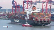 Ein beladenes Containerschiff der Reederei Hapag-Lloyd wird im Hamburger Hafen von einem Lotsenboot gezogen. © Screenshot 