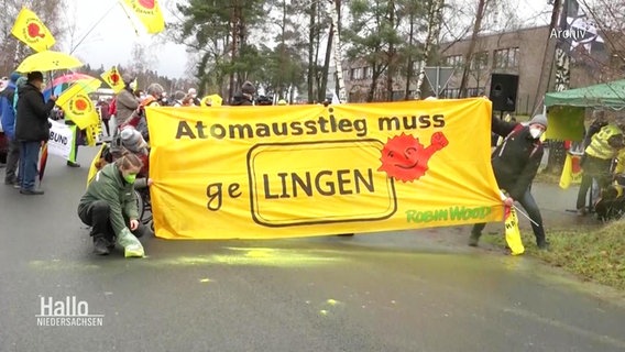 Vor einer Brennelementefabrik in Lingen demonstrieren Menschen gegen den geplanten Ausbau der Anlage und den Einstieg russischer Energiekonzerne. © Screenshot 