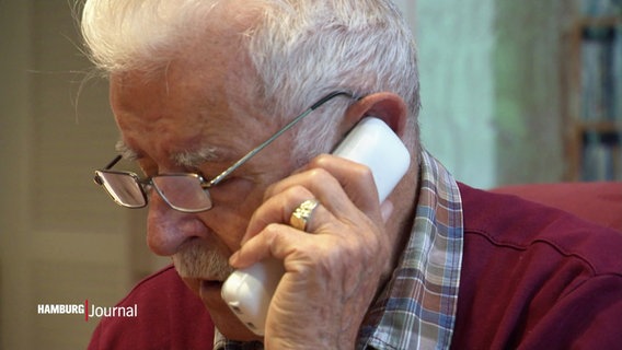 Der 86-Jährige Hans-Joachim Pyrkotsch telefoniert mit seinem Festnetz-Telefon. © Screenshot 
