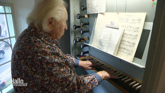 Werner Frenzel sitzt auch mit 99 Jahren noch an der Orgel. © Screenshot 