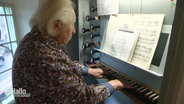 Werner Frenzel sitzt auch mit 99 Jahren noch an der Orgel. © Screenshot 