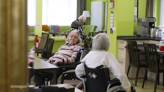 Mehrere Seniorinnen und Senioren befinden sich im Aufenthaltsraum eines Seniorenheims. © Screenshot 