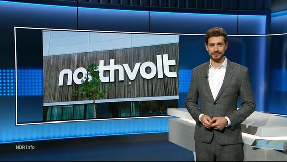 Daniel Anibal Bröckerhoff moderiert NDR Info um 21:45 Uhr. © Screenshot 