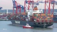 Ein Containerschiff der Hamburger Reederei Hapag-Lloyd läuft in den Hamburger Hafen ein. © Screenshot 