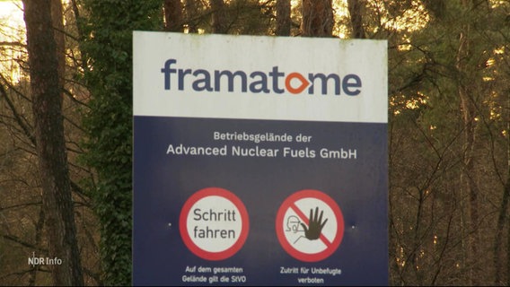 Ein Schild der Firma framatome steht vor einem Wald. © Screenshot 