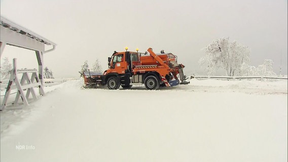 Ein Räumfahrzeug in einer Schneebedeckten Umgebung. © Screenshot 