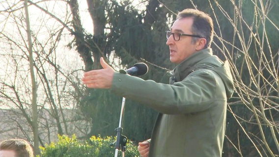 Cem Özdemir spricht in ein Mikrofon. © Screenshot 