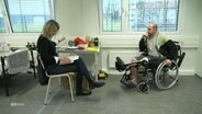 Eine Frau und ein verletzter Soldat in einem Krankenzimmer. © Screenshot 