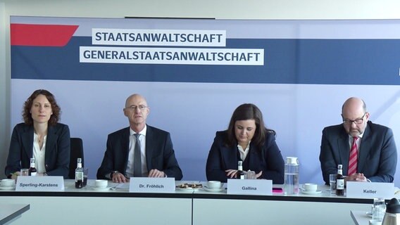 Generalstaatsanwalt Jörg Fröhlich und Justizsenatorin Anna Gallina (Grüne) bei einer Pressekonferenz. © Screenshot 
