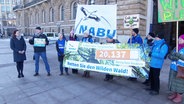 Umweltschützer des NABU Hamburg übergeben Unterschriften an eine Senatsvertreterin. © Screenshot 