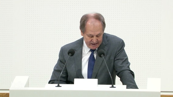 Jozef Rakicky an einem Rednerpult. © Screenshot 