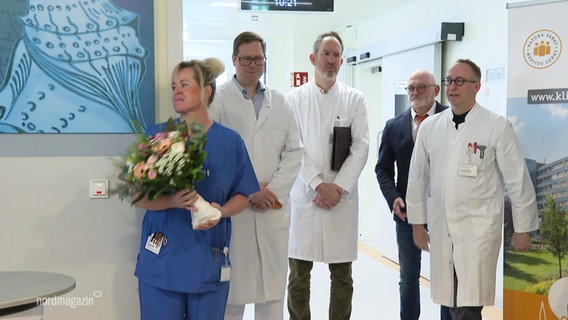 Vier Personen in den Räumen eines Klinikum. © Screenshot 