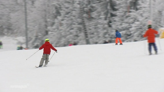 Eine Skipiste mit Menschen die darauf fahren. © Screenshot 