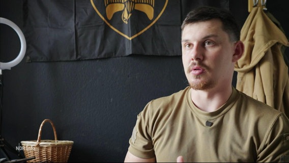 Ein Mann aus der Ukraine gibt ein Interview. © Screenshot 