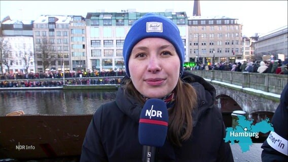 Reporterin Isabelle Vidos berichtet von einer Demo auf dem Hamburger Jungfernstieg. © Screenshot 