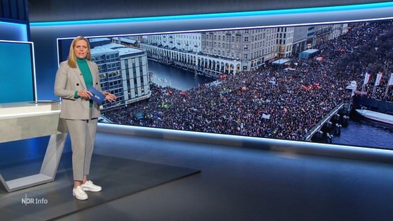 Juliane Möcklinghoff moderiert NDR Info. © Screenshot 