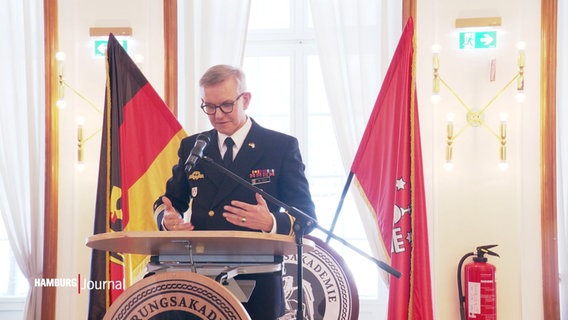 Ein Mann in Uniform hält eine Rede beim Neujahrsempfang der Bundeswehr. © Screenshot 
