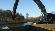 Ein spezieller Bagger baggert Sand aus dem Dortmund-Ems-Kanal. © Screenshot 