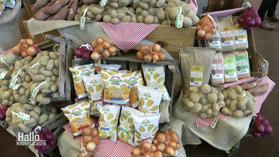 Ein Stand auf der "Grünen Woche" mit Kartoffeln, Zwiebeln, Chips und Mehl. © Screenshot 