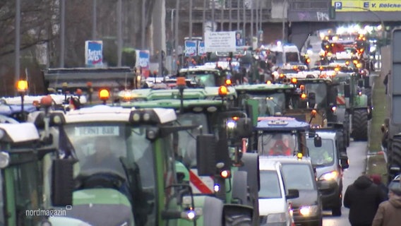 Ein Konvoi von Traktoren und PKW. © Screenshot 