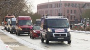 Ein Protestkonvoi auf einer Straße. © Screenshot 