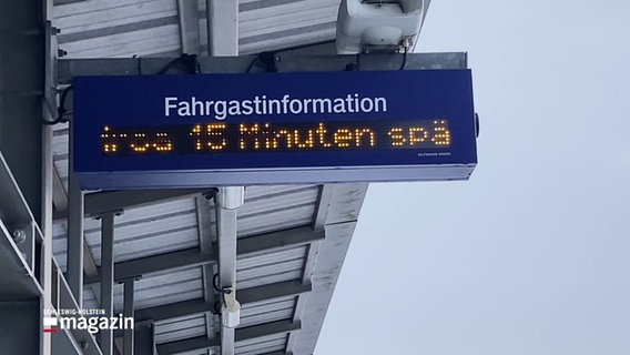 Ein Schild der Bahn zeigt eine Verspätung von 15 Minuten an. © Screenshot 