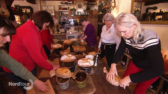 Teilnehmerinnen bei einem Brotbackkurs. © Screenshot 