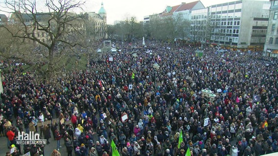 Eine große Menschenmasse demonstriert in Hannover. © Screenshot 