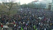 Eine große Menschenmasse demonstriert in Hannover. © Screenshot 