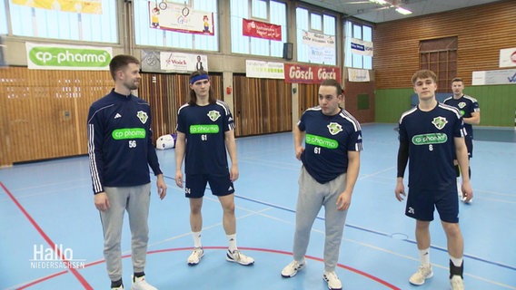 Junge Handballspieler stehen in einer Halle. © Screenshot 