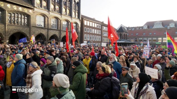 Viele Menschen demonstrieren auf einem Marktplatz. © Screenshot 
