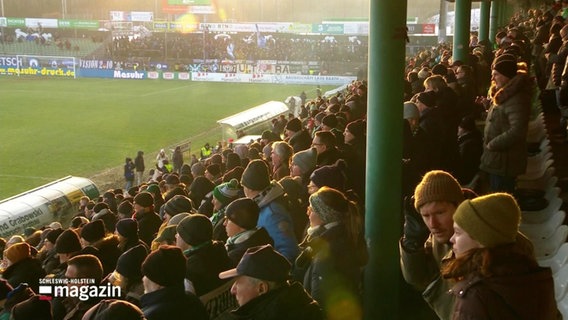 Eine Tribüne voller Fans bei einem Fußballspiel. © Screenshot 