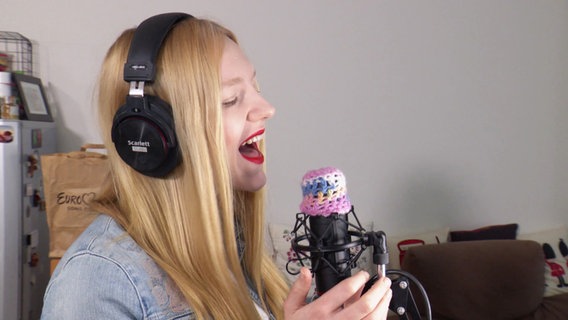 Die Sängerin Anne aus Hamburg nimmt ein Gesangsvideo auf. © Screenshot 