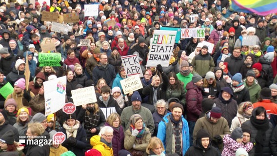 In Flensburg demonstrieren 10.000 Menschen für Demokratie und Zusammenhalt. © Screenshot 