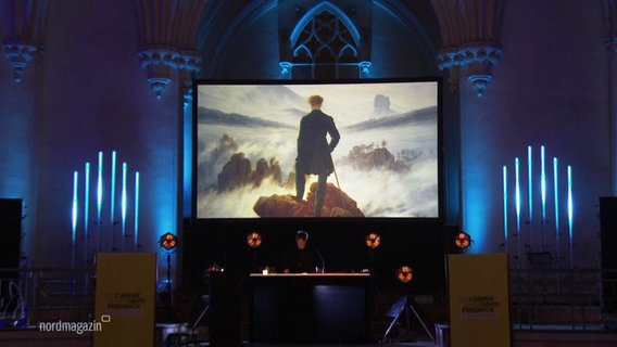 Gemälde von Caspar David Friedrich als Projektion in einer Kirche. © Screenshot 