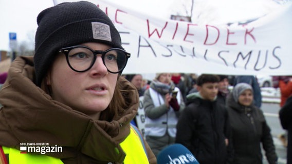 In Henstedt-Ulzburg demonstrieren 3.500 Menschen gegen Rechtsextremismus. © Screenshot 