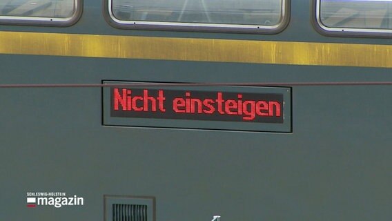 Ein Bahnwagon mit dem Hinweis "Nicht einsteigen". © Screenshot 